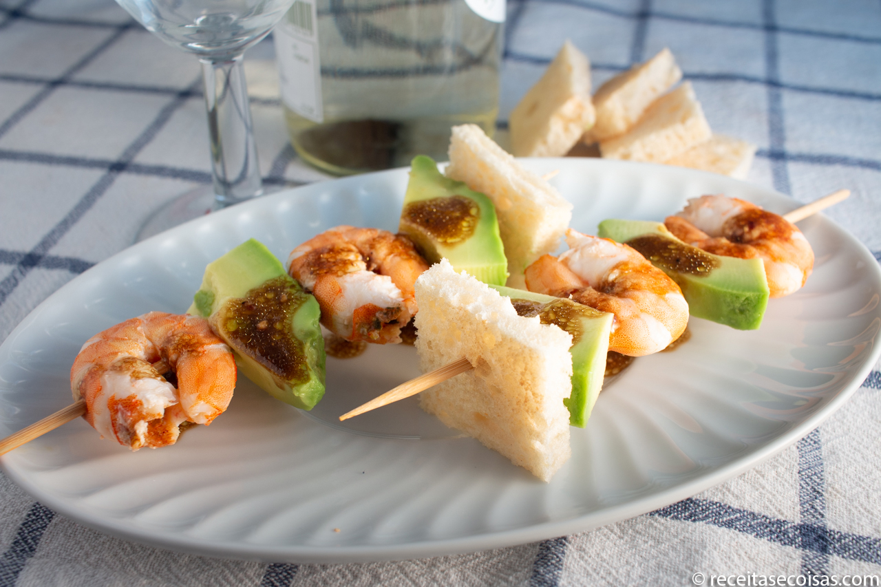 Espetada de abacate e gambas