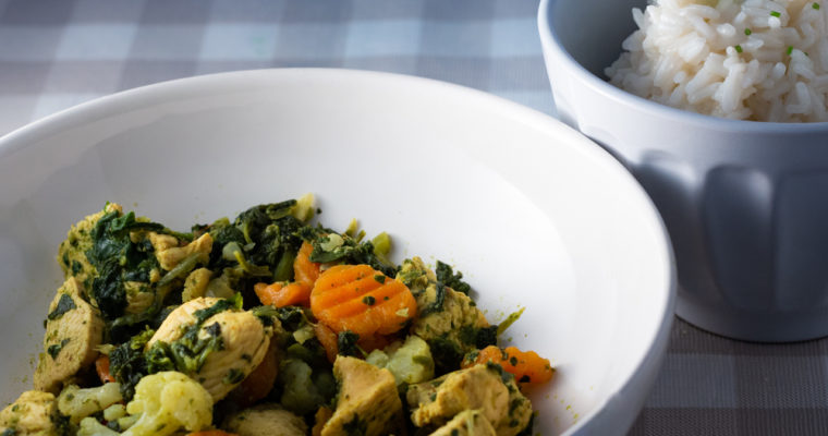 Peito de frango com caril e legumes