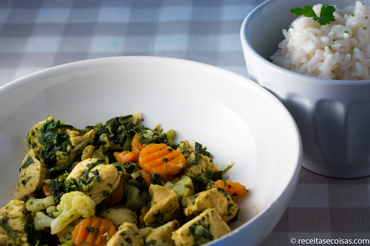 Peito de frango com caril e legumes