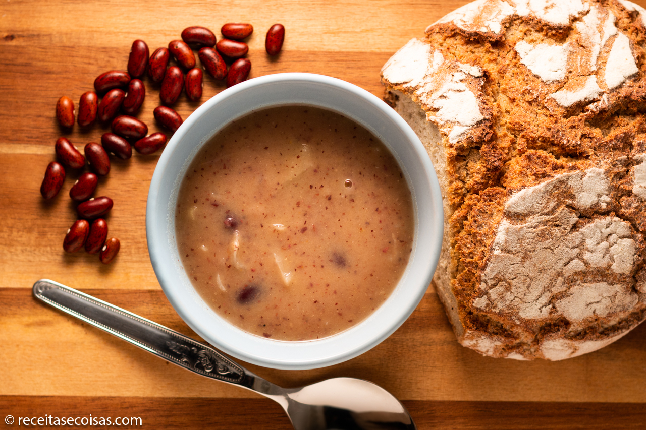 Sopa de feijão e lombardo