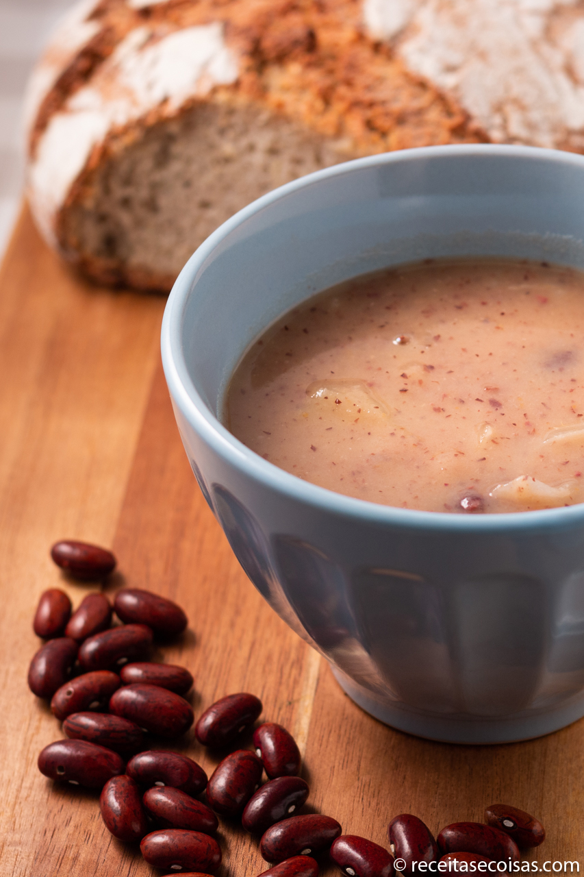 Sopa de feijão com couve