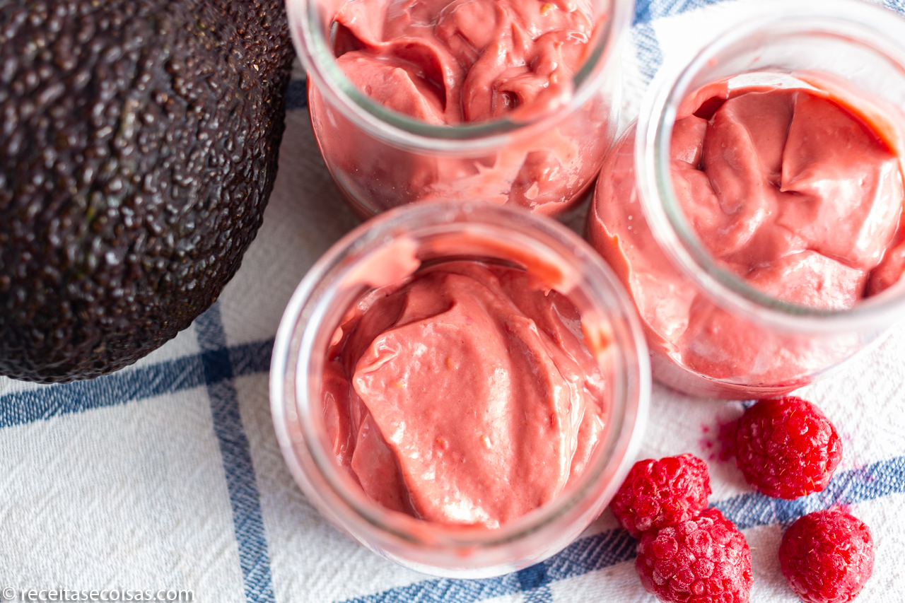 Mousse gelada de framboesa