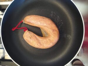 2. Colocar num frigideira quente, sem gordura.