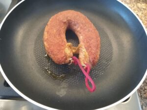 3. Após cerca de 2min, ou quando estiver dourada, virar e "fritar" mais 2min.
