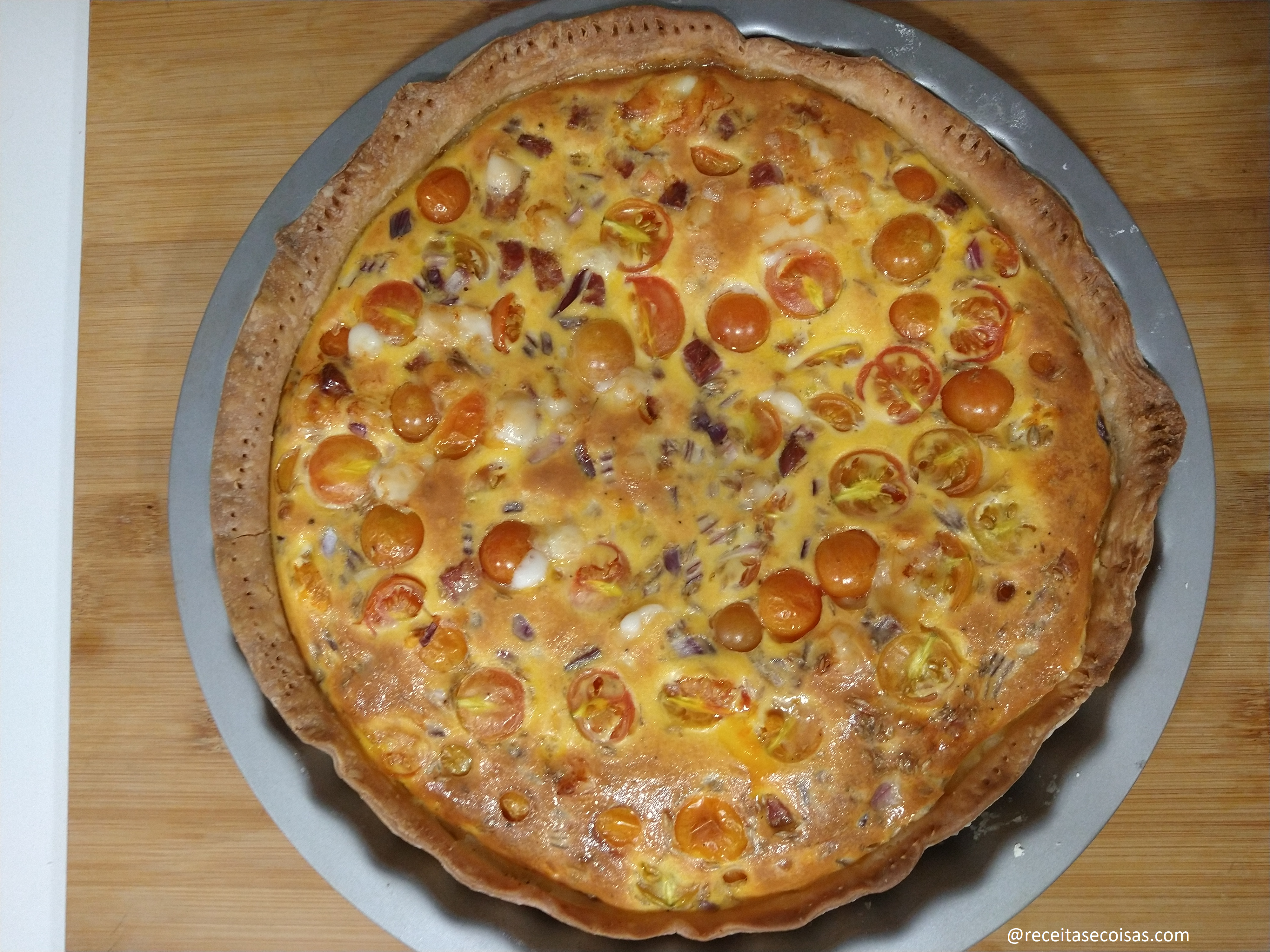 Quiche de 3queijos, chouriço e tomate cherry